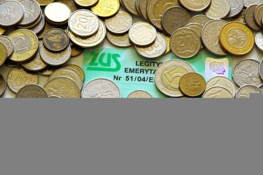 monety leżące na legitymacji emeryta