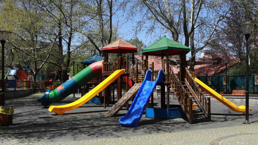 Ktoś rozlał kwas solny na placu zabaw