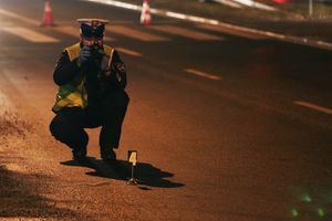 Policjant na miejscu wypadku