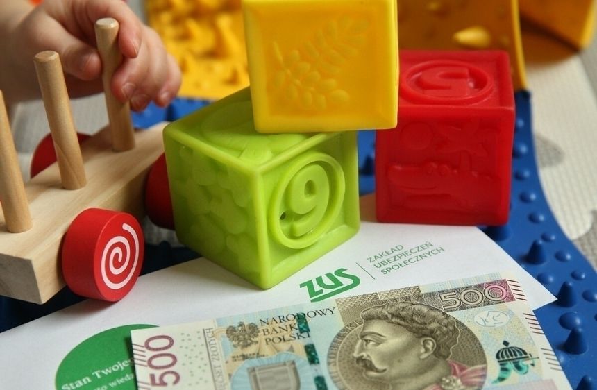500 zł, list z ZUS i klocki