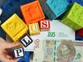 500 zł, klocki i koperta z logo ZUS