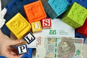500 zł, klocki i koperta z logo ZUS