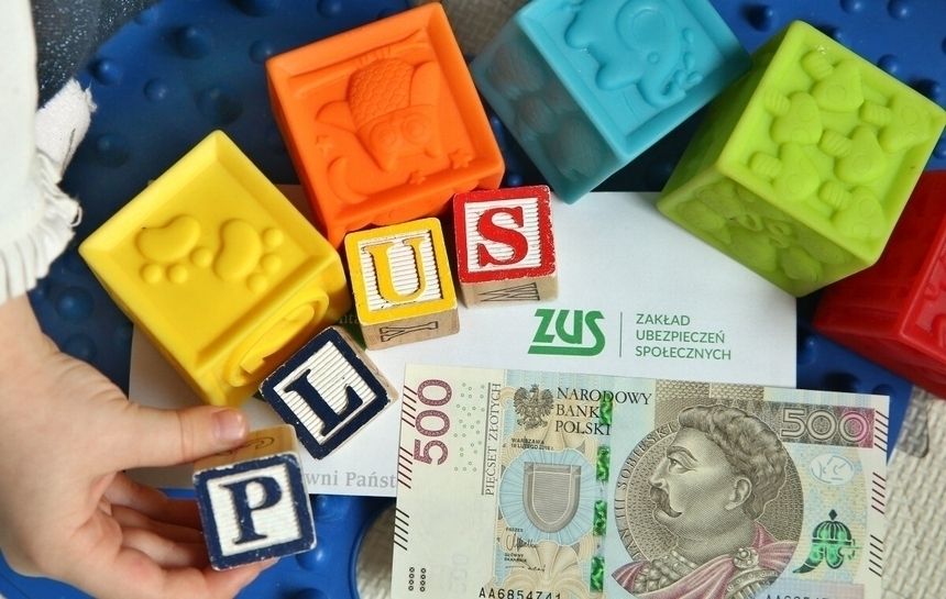 500 zł, klocki i koperta z logo ZUS