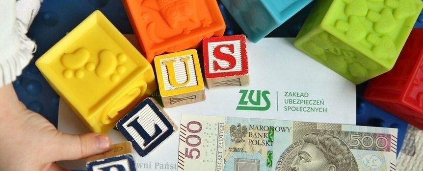 500 zł, klocki i koperta z logo ZUS