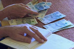 Urzędy wzywają do zwrotu świadczenia. "Polacy zostają bez środków do życia"