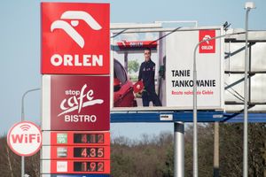 Tanie paliwo w Polsce? Tyle litrów można kupić za przeciętną pensję   