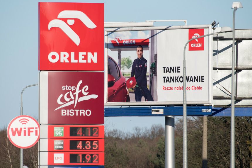 Tanie paliwo w Polsce? Tyle litrów można kupić za przeciętną pensję   