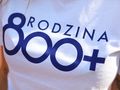 kobieta w koszulce z napisem 800 plus