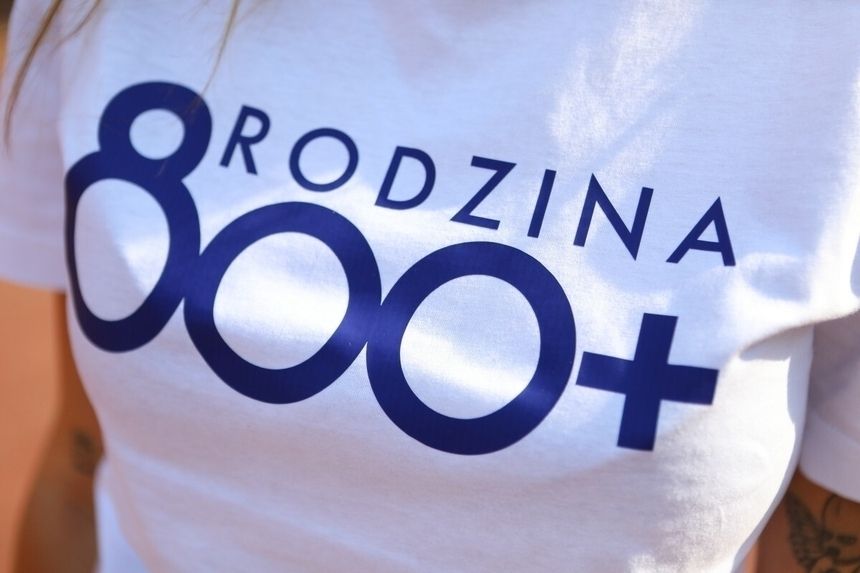 kobieta w koszulce z napisem 800 plus