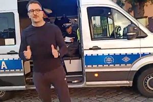 Łukasz Mejza w radiowozie
