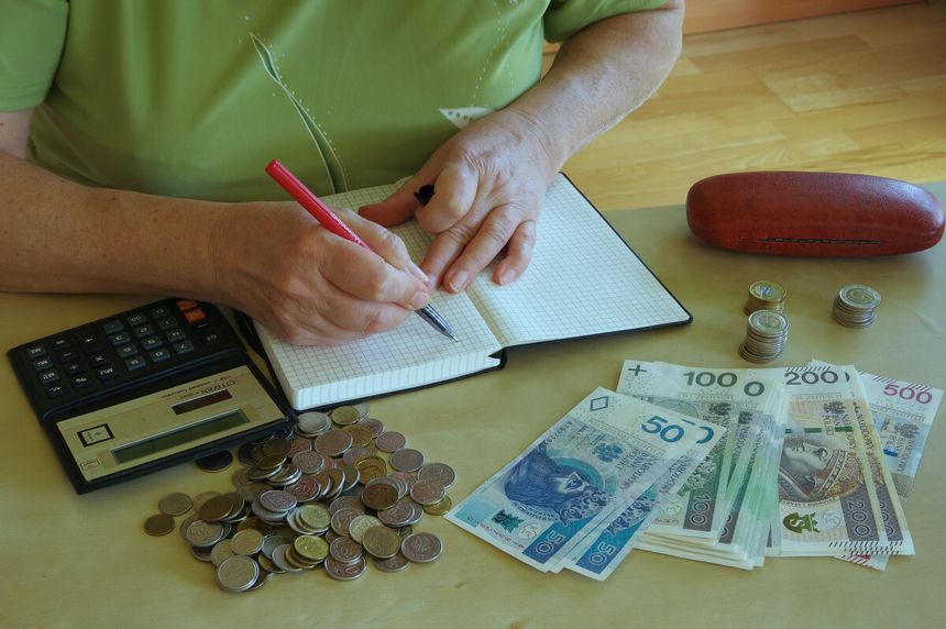 Emerytury za PiS i PO. Kiedy były bliższe wynagrodzeniom?