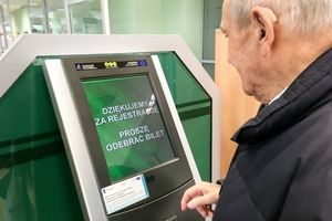 senior przy automacie w ZUS