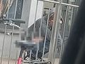 mężczyzna załatwił się przed sklepem