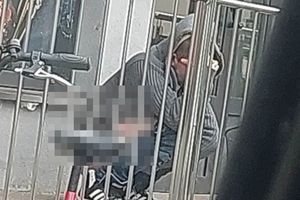 mężczyzna załatwił się przed sklepem