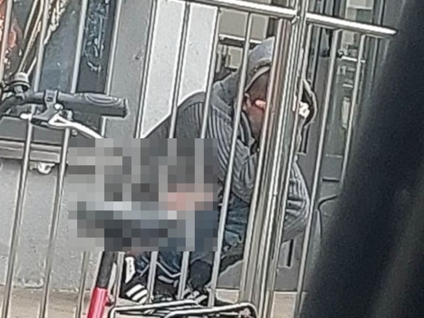 mężczyzna załatwił się przed sklepem