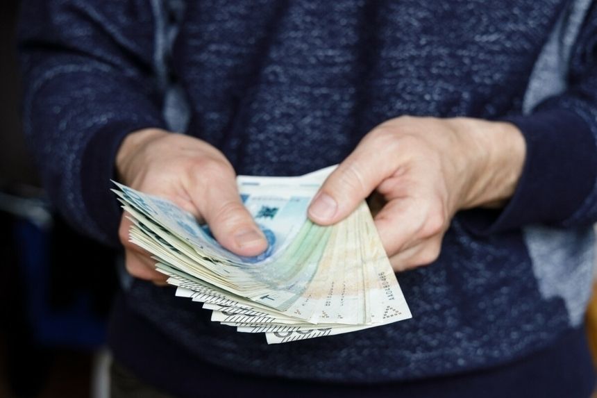 pieniądze trzymane w ręku