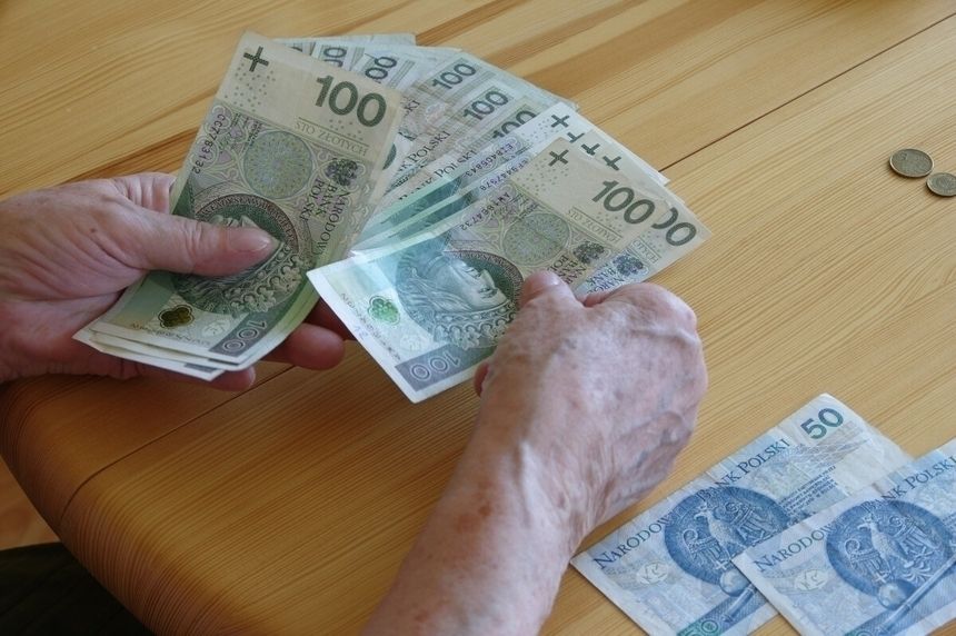 emerytka licząca pieniądze