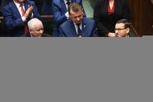 Zmiana wieku emerytalnego, reforma podatkowa i nowe 800 plus. Co jeśli PiS przegra wybory?