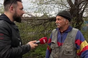 Wolodymyr Wiktorowicz naprawia drogi zniszczone przez Rosjan