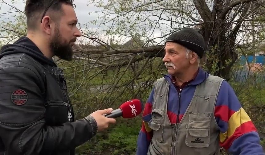 Wolodymyr Wiktorowicz naprawia drogi zniszczone przez Rosjan