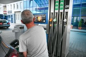 mężczyzna tankujący samochód na stacji
