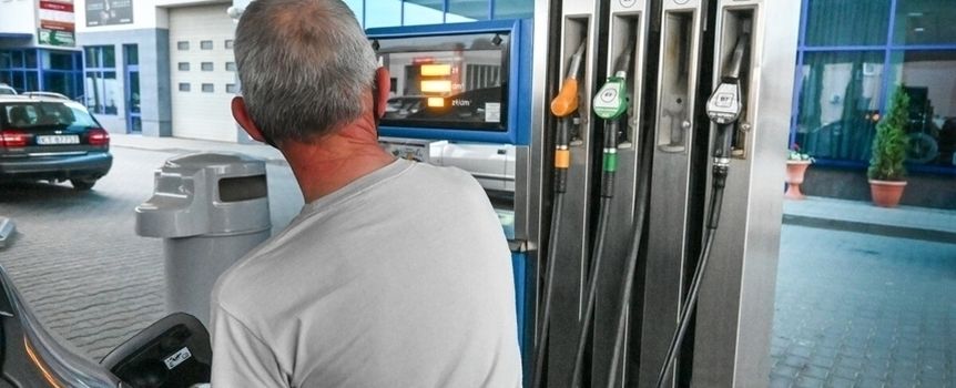 mężczyzna tankujący samochód na stacji