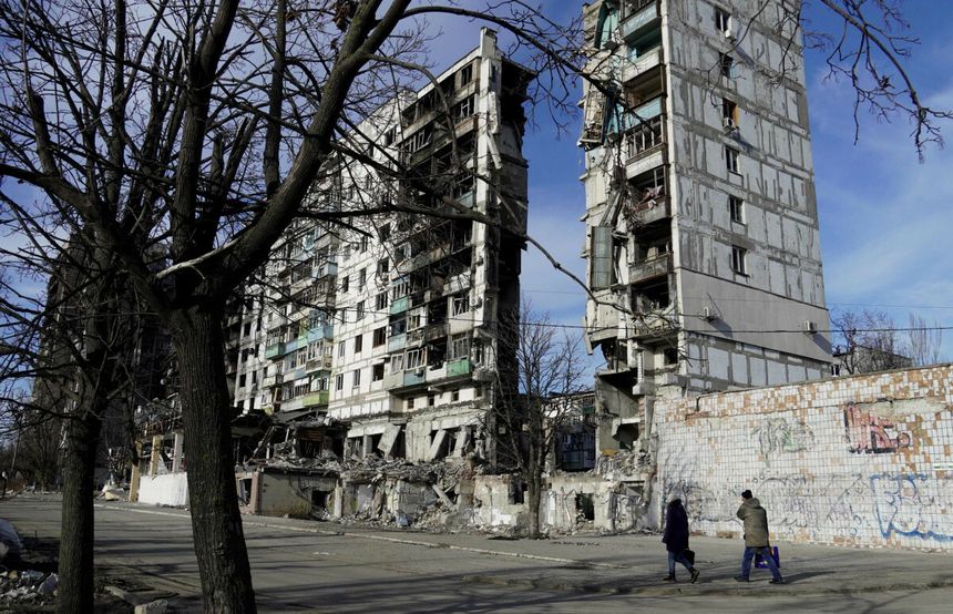 Zniszczone budynki w Mariupolu