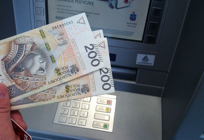 „Wpłacasz 10 tys., zyskujesz kilkanaście złotych”. Lokaty przegrały z inflacją, ale jeden bank zaskoczył