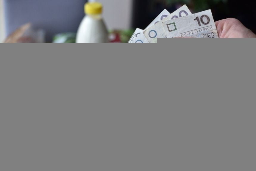 paragon i pieniądze na tle zakupów