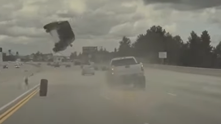 Wypadek na autostradzie. Kia w powietrzu