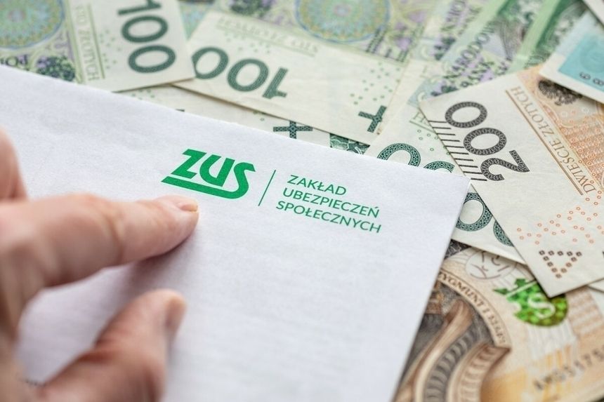 koperta z logo ZUS i pieniądze