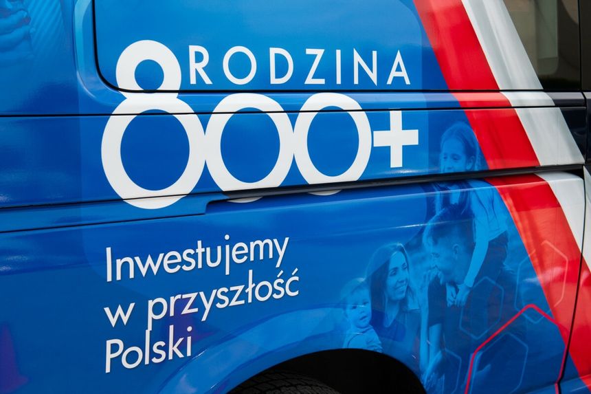 furgonetka z informacjami o 800 plus