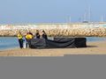 Ciało dziecka na plaży