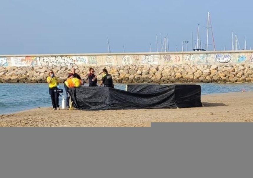 Ciało dziecka na plaży