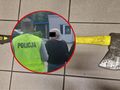zaatakował sąsiadkę siekierą