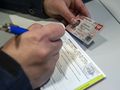 policjant wystawiający mandat