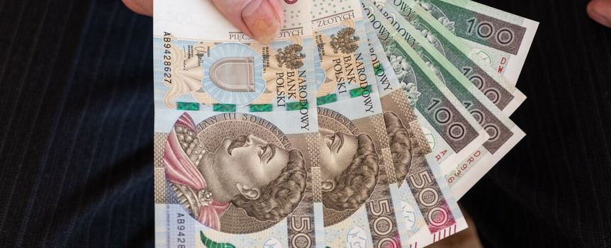 banknoty w rękach mężczyzny