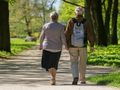 spacerujące małżeństwo seniorów