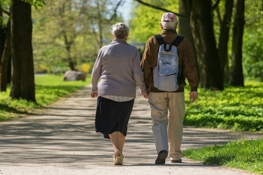 spacerujące małżeństwo seniorów