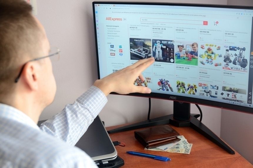 mężczyzna wskazujący na monitor