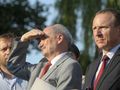 Jacek Kurski i Antoni Macierewicz na odsłonięciu Anny Walentynowicz w 86 rocznice urodzin 
