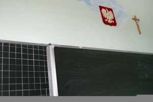Krzyż w szkolnej klasie