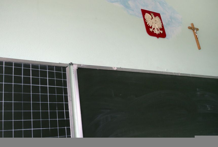 Krzyż w szkolnej klasie