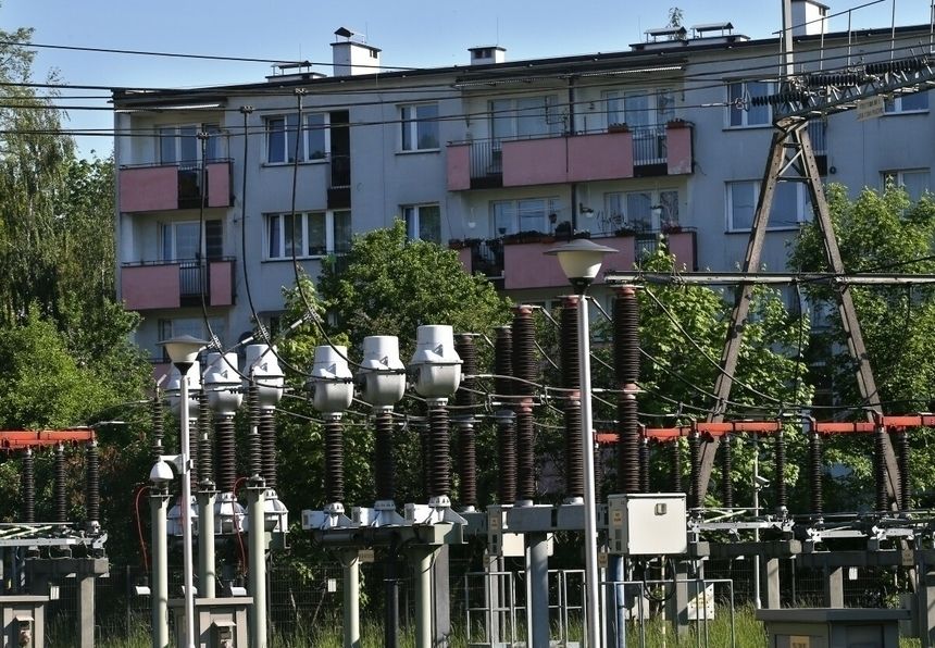  linia wysokiego napięcia, stacja trafo, w tle blok mieszkalny