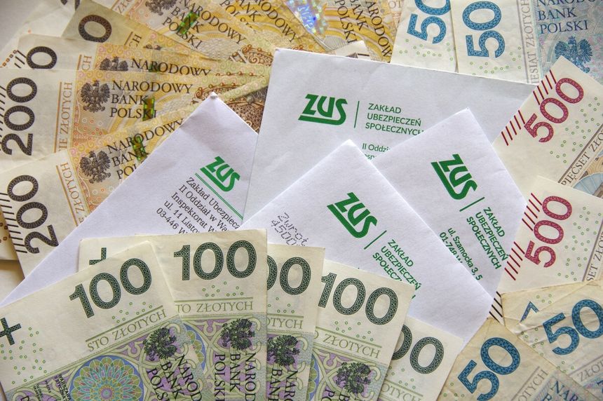pieniądze i pisma z ZUS