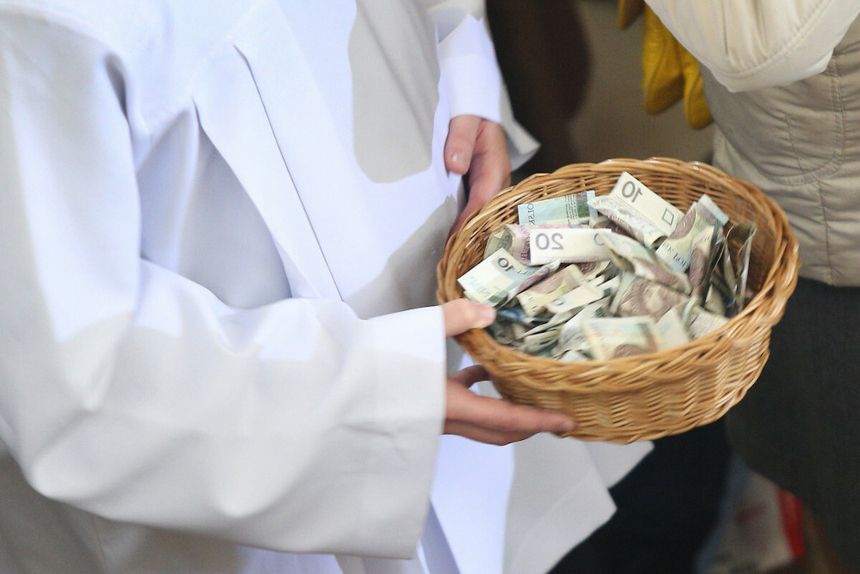 Proboszcz przelał sobie 2 mln zł z konta parafii. Mieszkańcy są wściekli