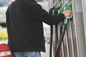 mężczyzna przy dystrybutorze