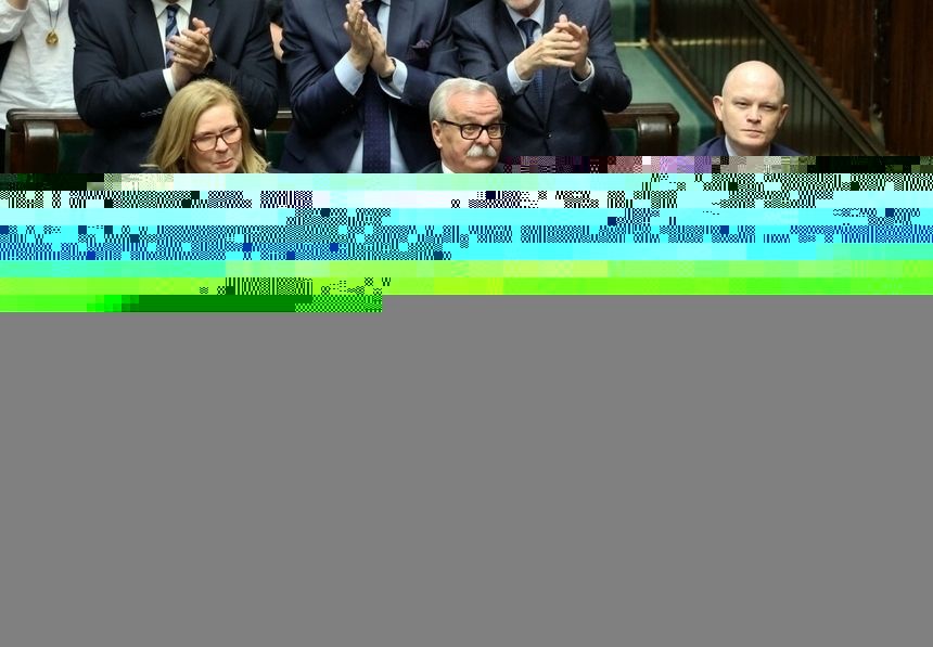 Jarosław Kaczyński i politycy PiS bijący brawo w Sejmie
