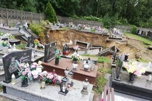 Ziemia zapadła się na cmentarzu