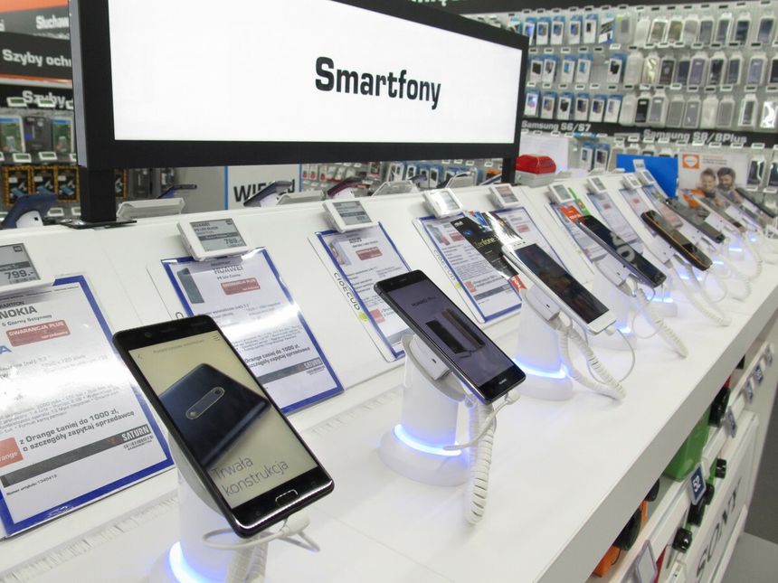 smartfony na sprzedaż w sklepie